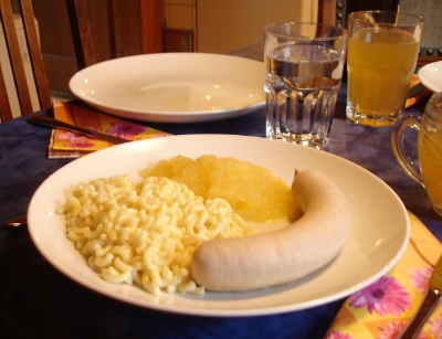 Siedwurst mit Chäshörnli und Apfelmus