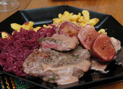 Hirsch-Entrecôte an Holundersauce mit Feigen garniert
