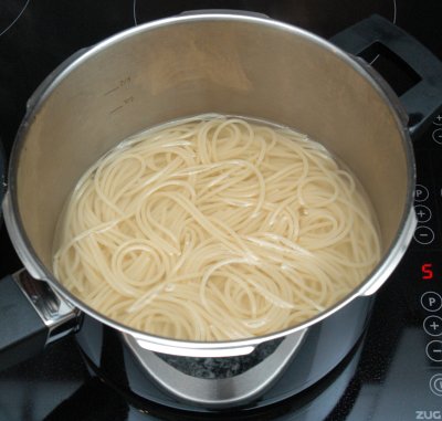 Spaghetti im Dampfkochtopf