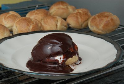 Profiteroles - Ofenküchlein mit Schokoladensauce